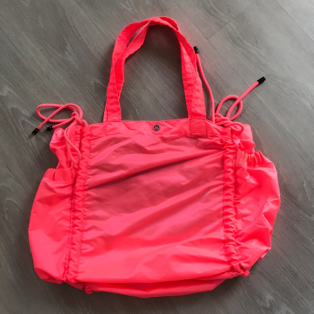 lululemon/ neon pink tote